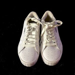 White pumas 7.5 in women’s , Uk 5